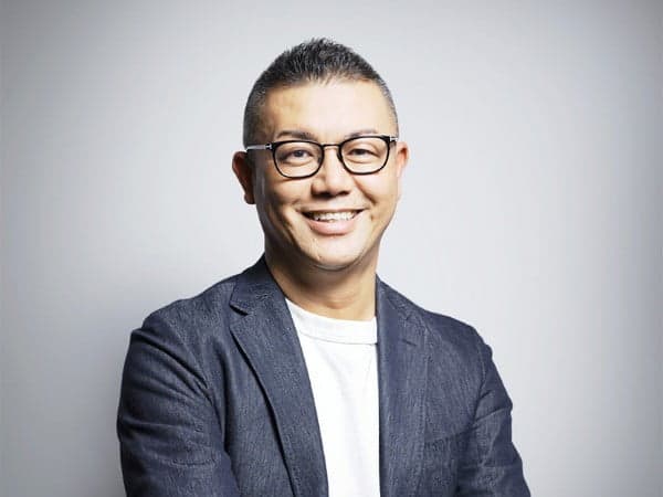 笑顔でこちらを見つめる代表取締役社長 髙木 秀悟