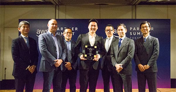 APNコンサルティングパートナーの中で年間を通じてAWSのビジネスに最も貢献したパートナーとしてcloudpackが『APN Consulting Partner of the Year 2017 -Japan』を4年連続で受賞