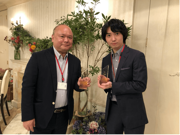 写真:受賞に際して並ぶ二人