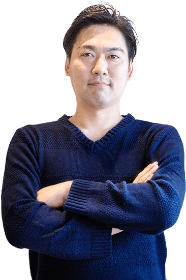 青いセーターを着た代表取締役会長 齋藤 将平
