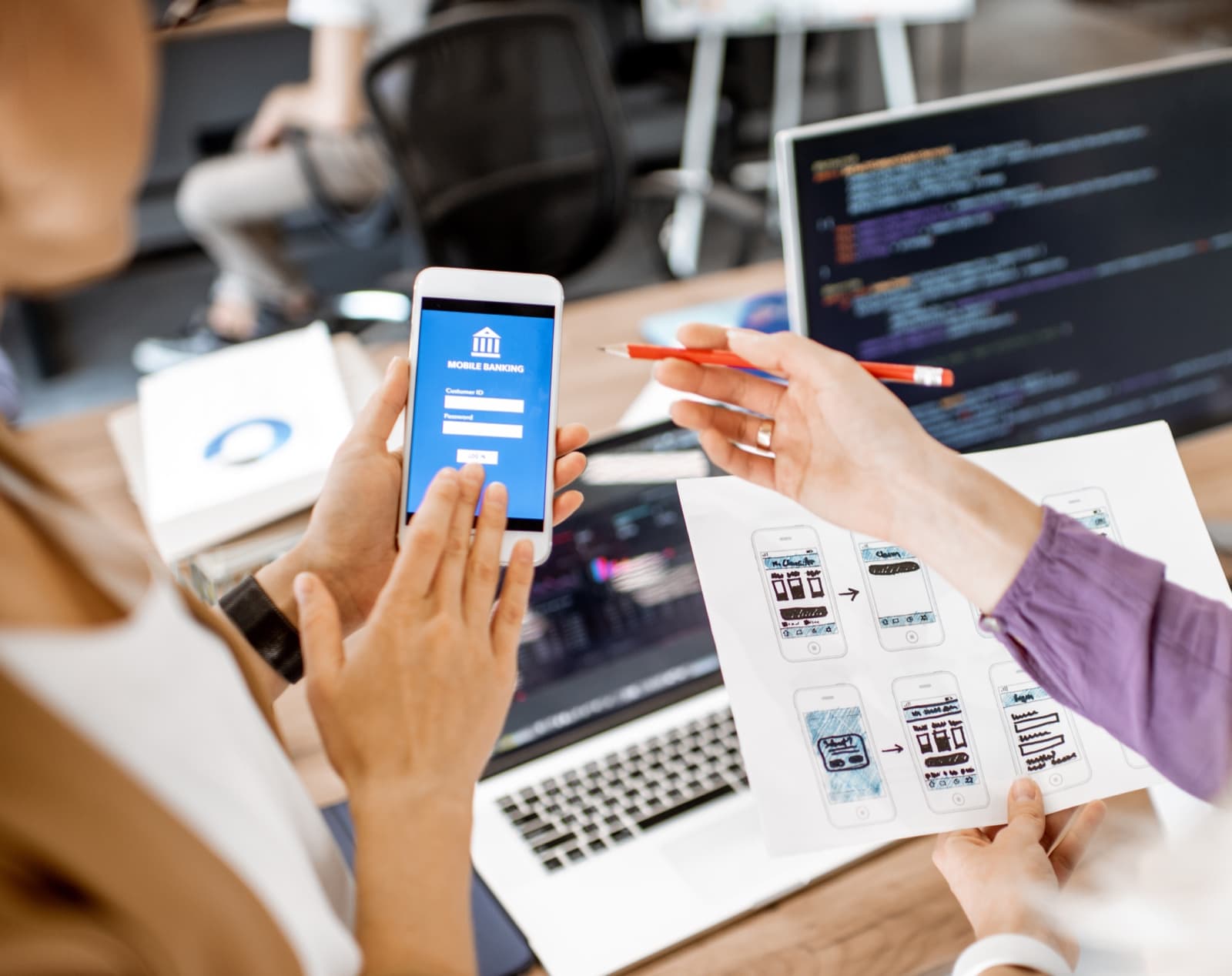 スマホアプリのUI/UXを検討するデザイナーのイメージ画像