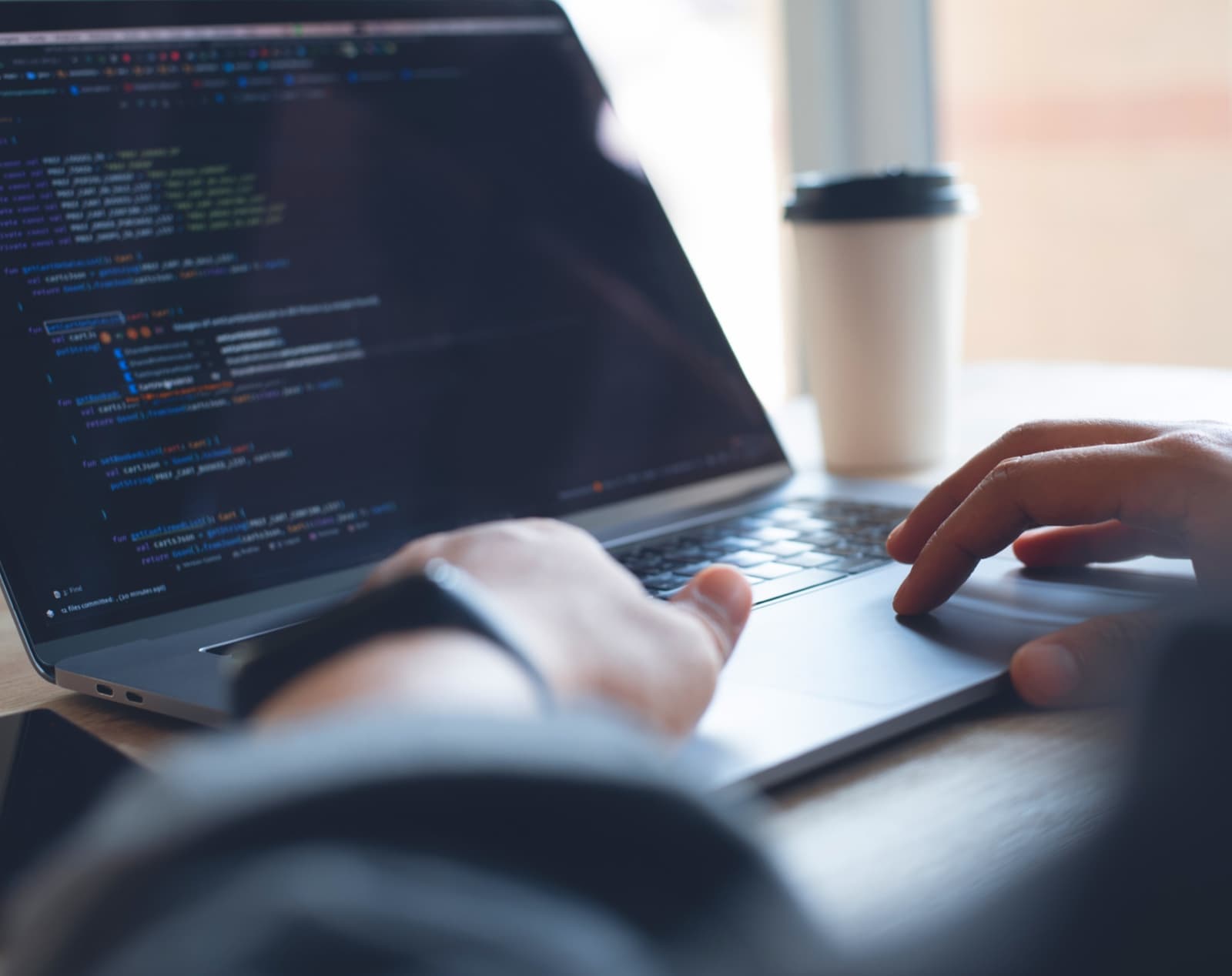 コーディング中のweb開発者のイメージ画像