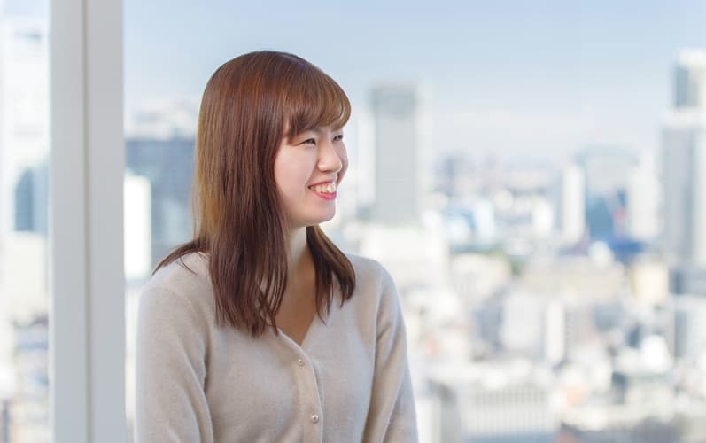 笑顔の女性社員の写真